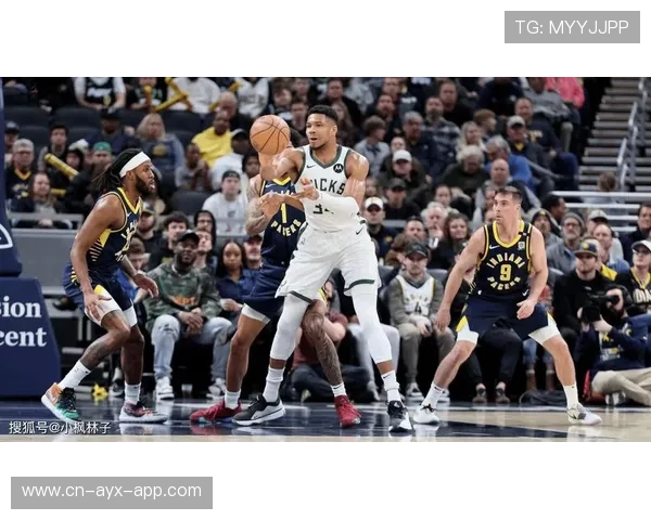 字母哥顶开防守，密尔沃基雄鹿篮下得手